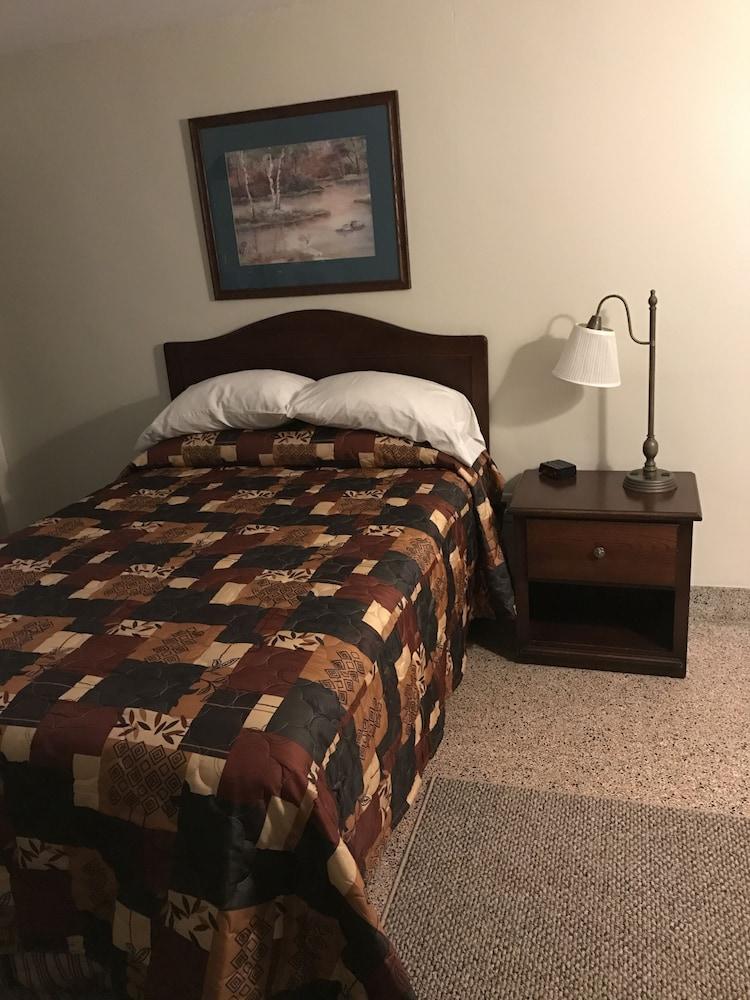 The Evergreen Motel photo 55