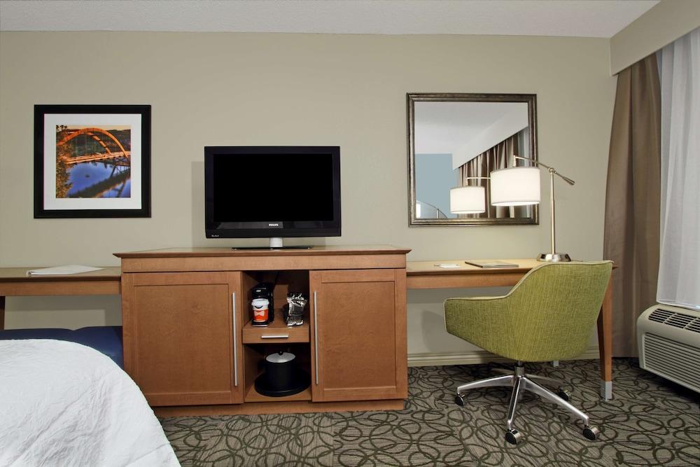Hampton Inn Austin/Airport Area South photo 2