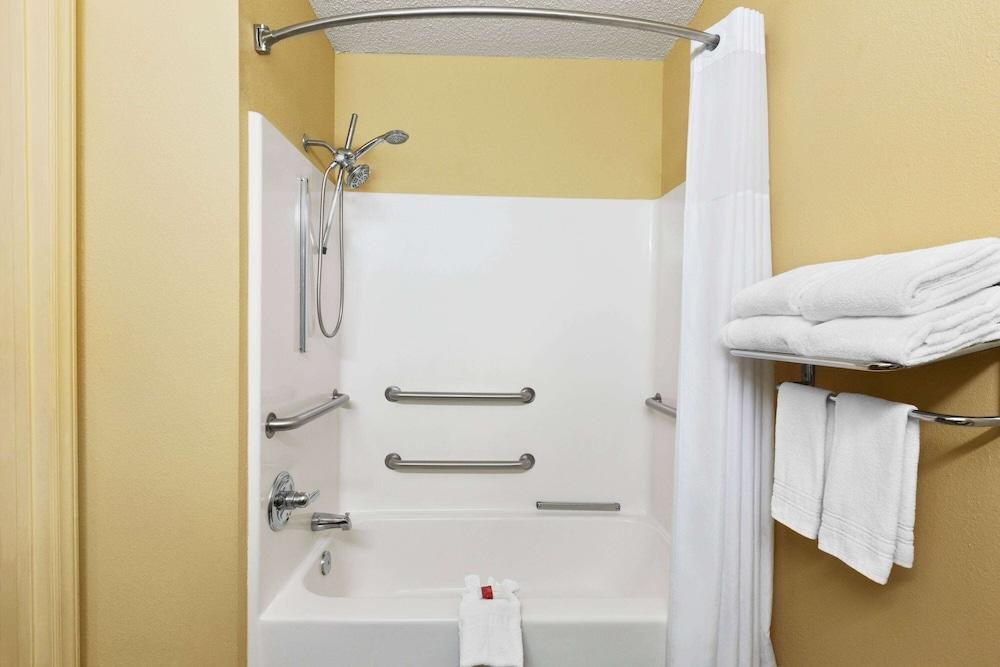 Microtel Inn & Suites by Wyndham Thomasville/High Point/Lexi photo 20