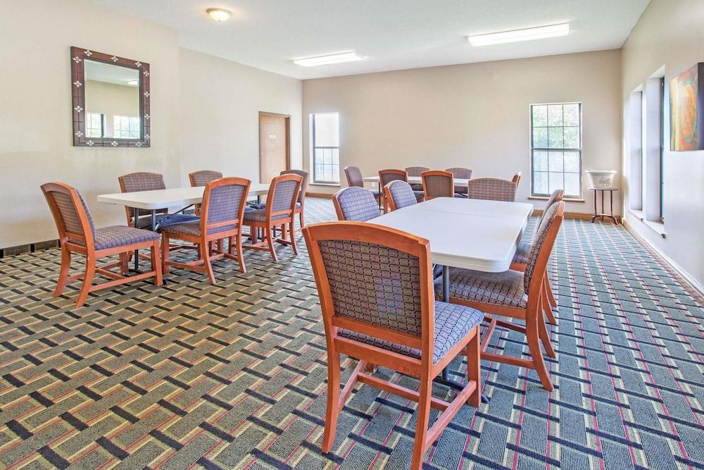 Super 8 by Wyndham Atchison photo 13