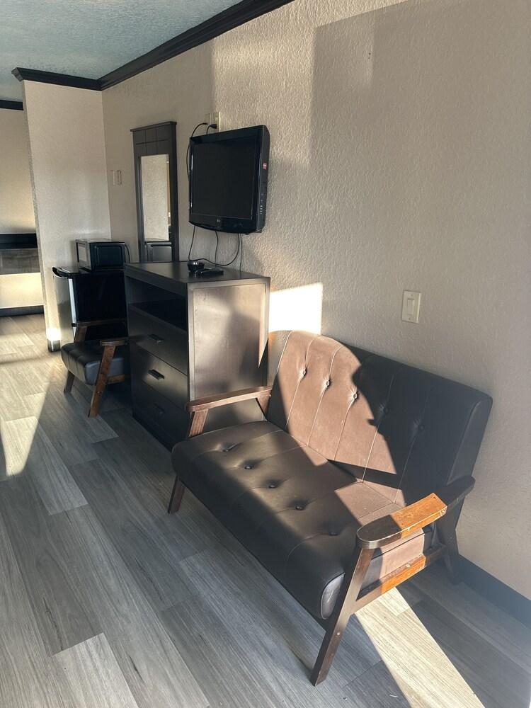 Luxury Inn and Suites photo 8