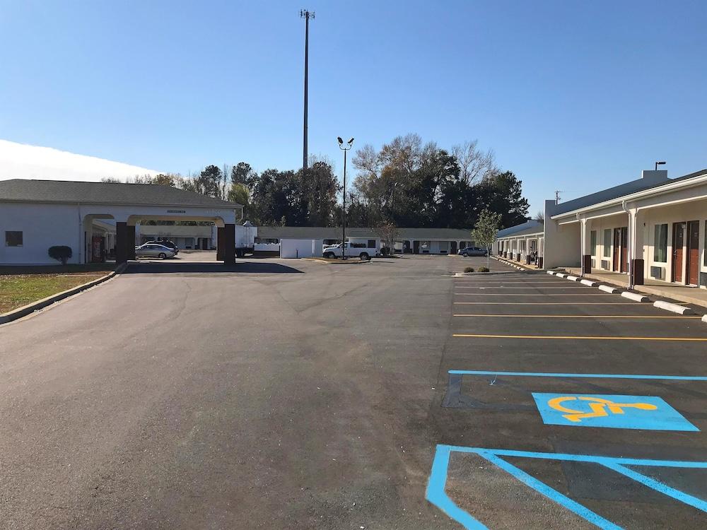 Americas Best Value Inn & Suites Sumter photo 8