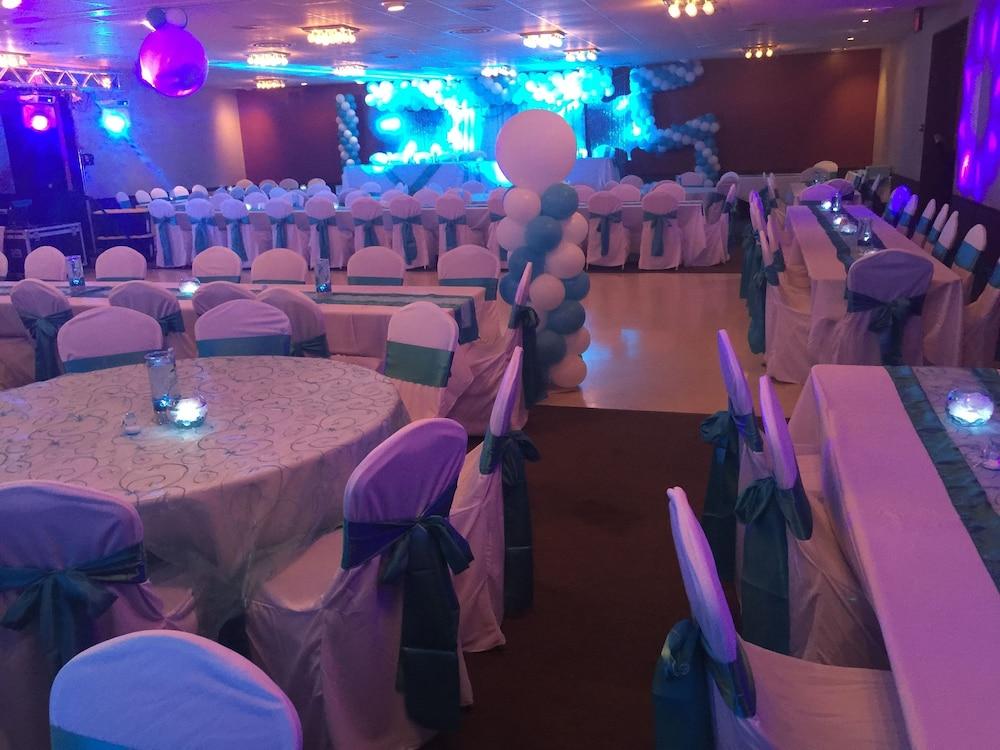 Ramada by Wyndham Albert Lea photo 44