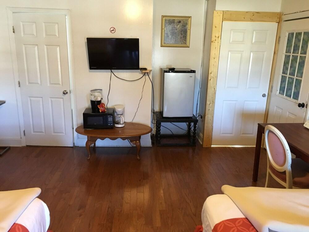 Dixie Plaza Hotel photo 29