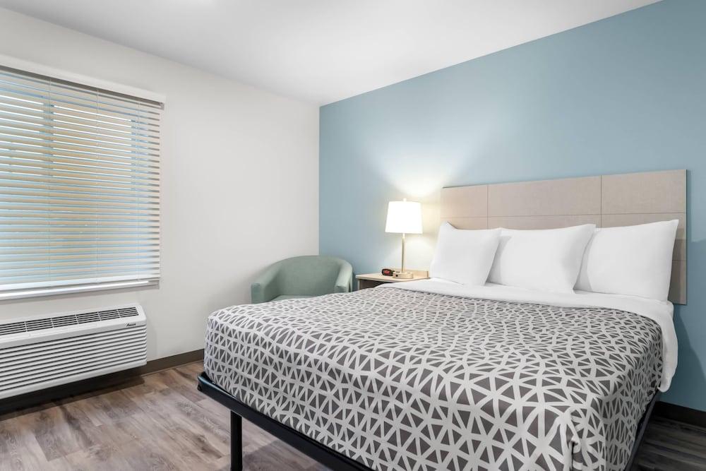 Woodspring Suites Elkhart photo 8