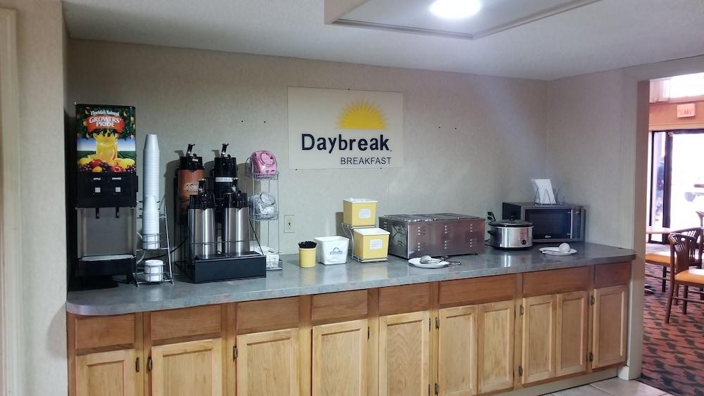 Days Inn by Wyndham West Memphis photo 8