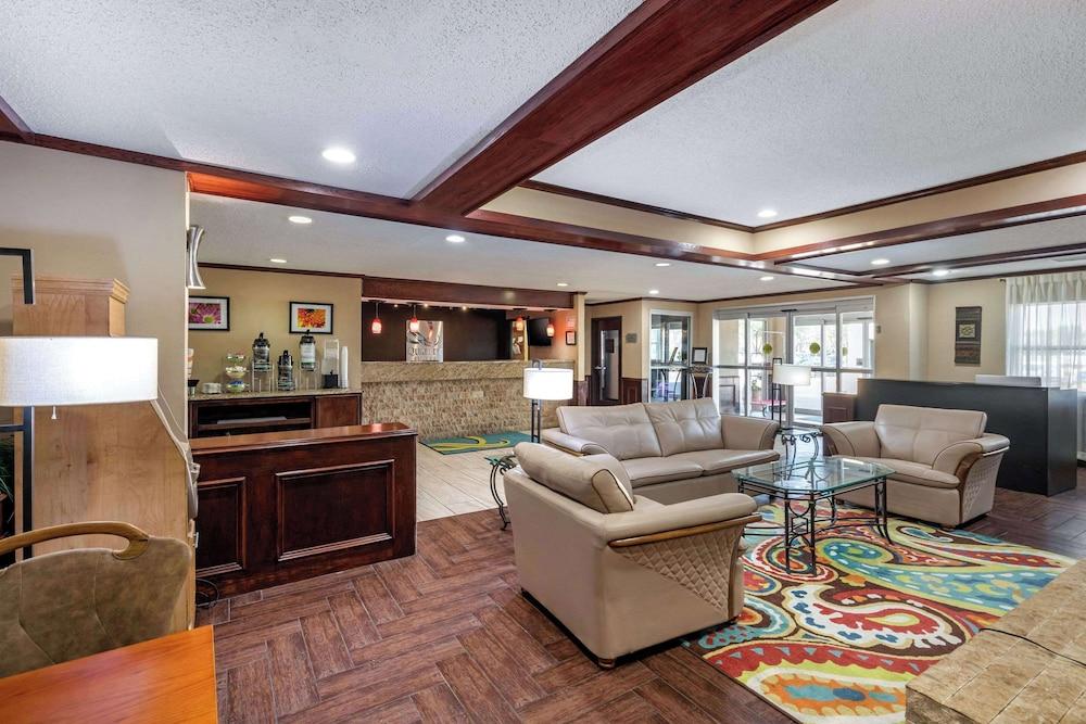 Quality Suites Addison - Dallas photo 33