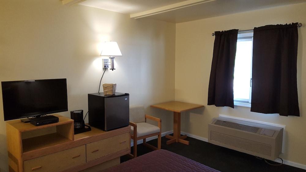 Captain's Quarters Motel photo 44