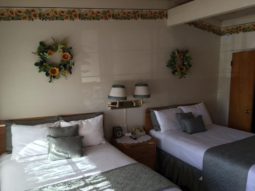 Sundown Inn photo 32