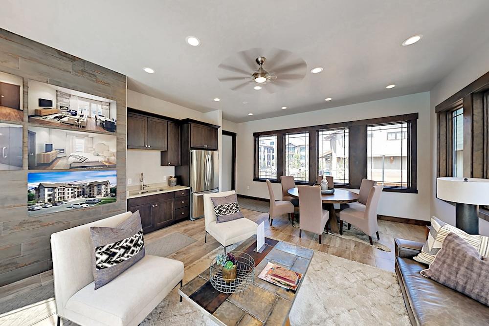 The Residences at Blackstone photo 24