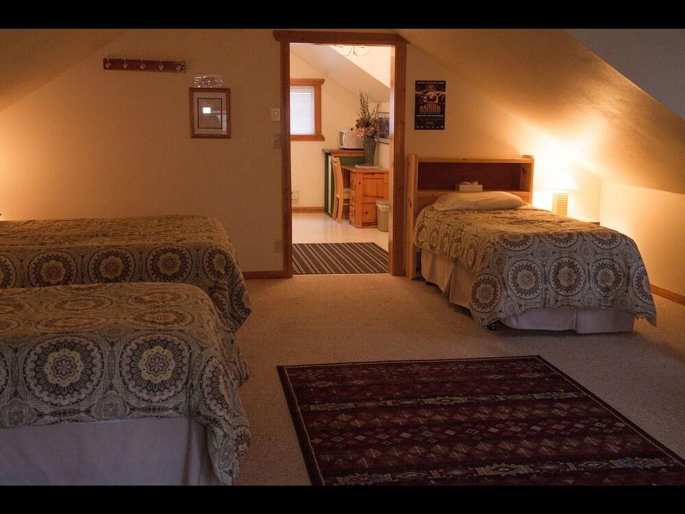 Whittaker's Motel & Historic Bunkhouse photo 40