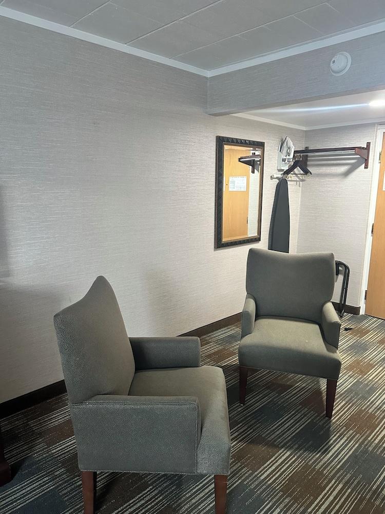 Finger Lakes Inn & Suites photo 8