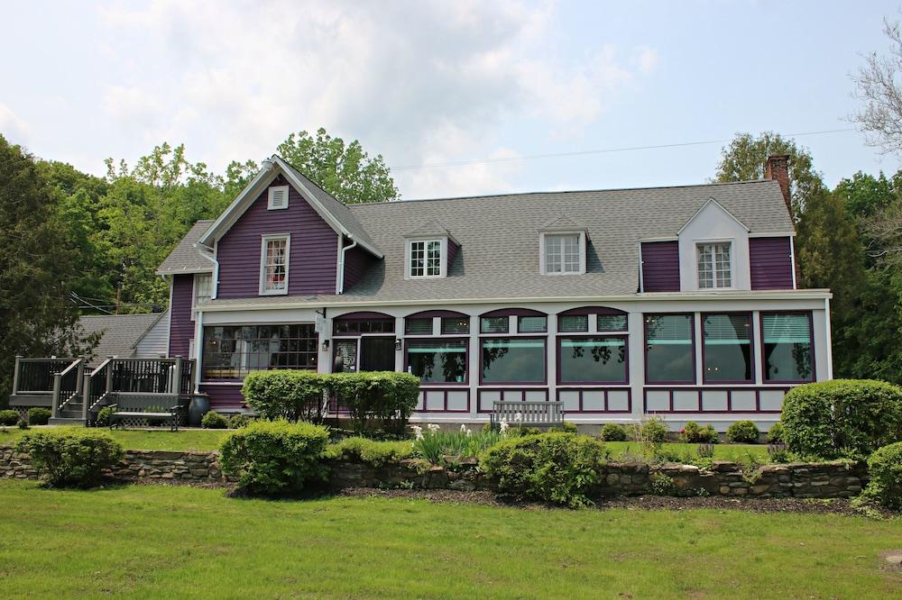 Plum Point Lodge photo 1
