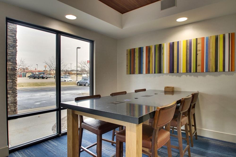 Holiday Inn Express & Suites - Interstate 380 at 33rd Avenue by IHG photo 2