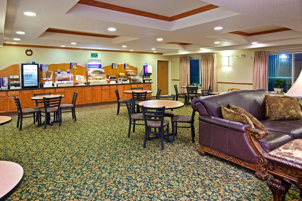 Holiday Inn Express Hotel & Suites by IHG photo 40