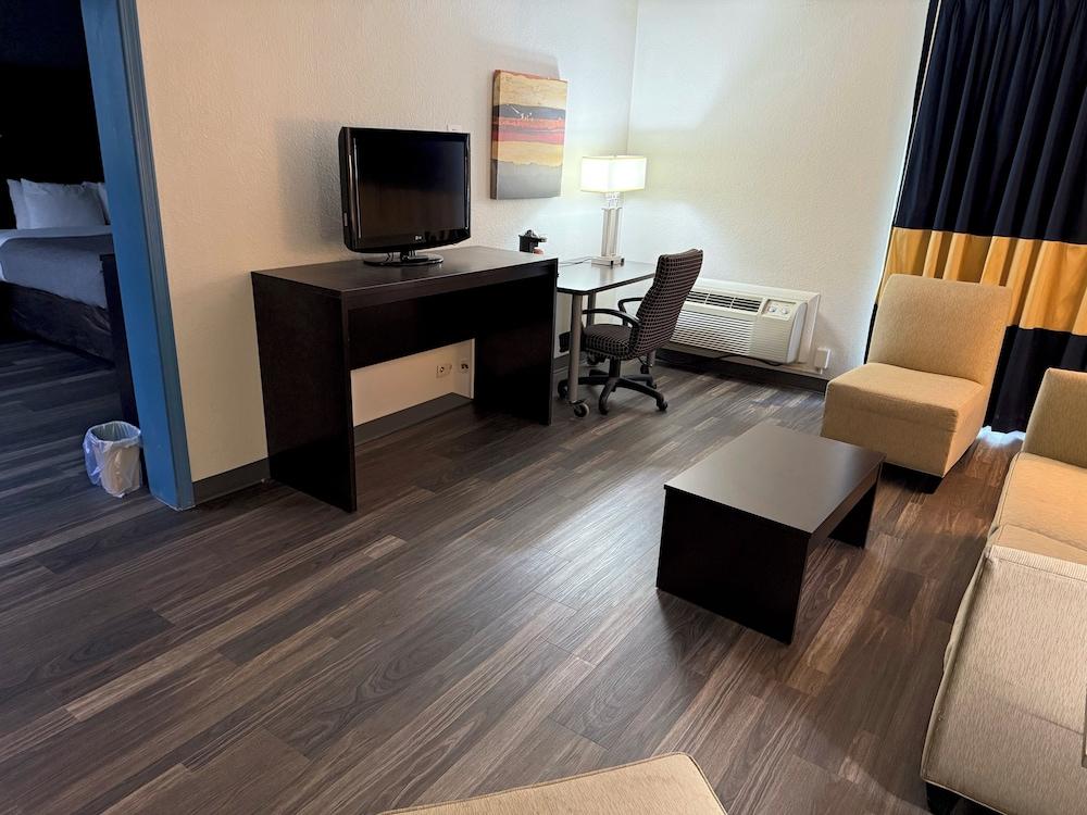 Quality Inn and Suites Livonia photo 16