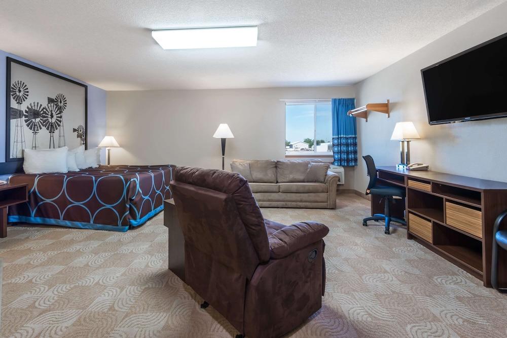 Super 8 by Wyndham Beloit KS photo 10