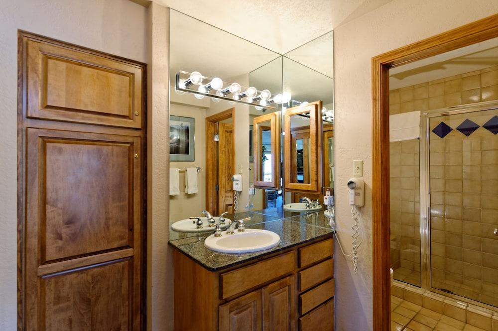 The Crestwood Condominiums photo 79