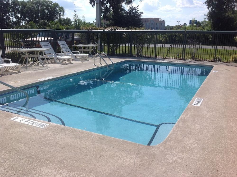 Super 8 by Wyndham Brunswick South/I-95 photo 1