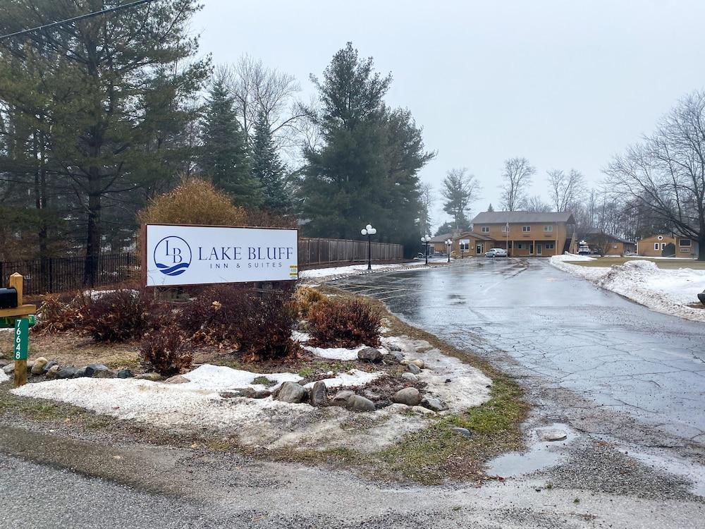 Lake Bluff Inn and Suites photo 44
