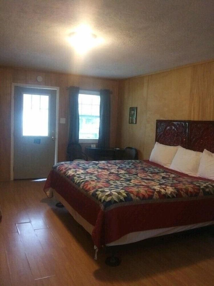 Whispering Creek Lodging & RV Resort photo 42