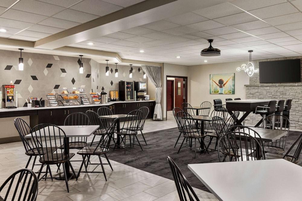 La Quinta Inn & Suites by Wyndham Lake George photo 63