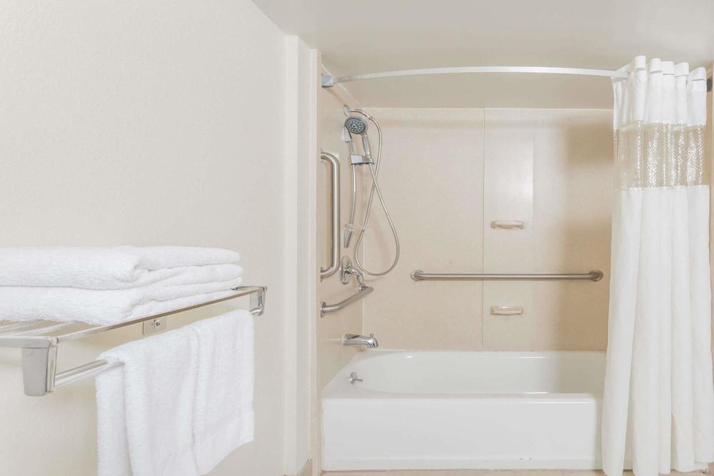 Days Inn by Wyndham Camp Springs/Andrews AFB DC Area photo 10