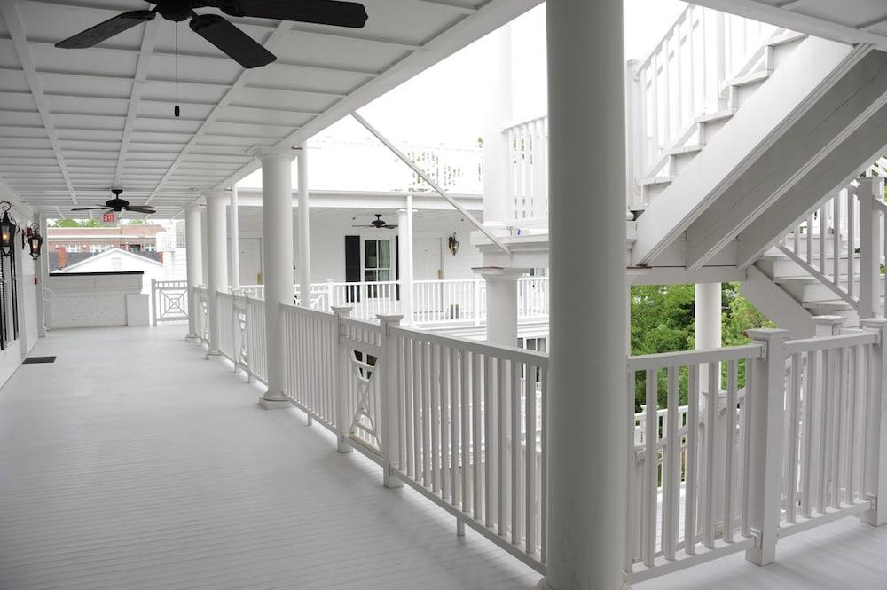 Carriage House Inn photo 22