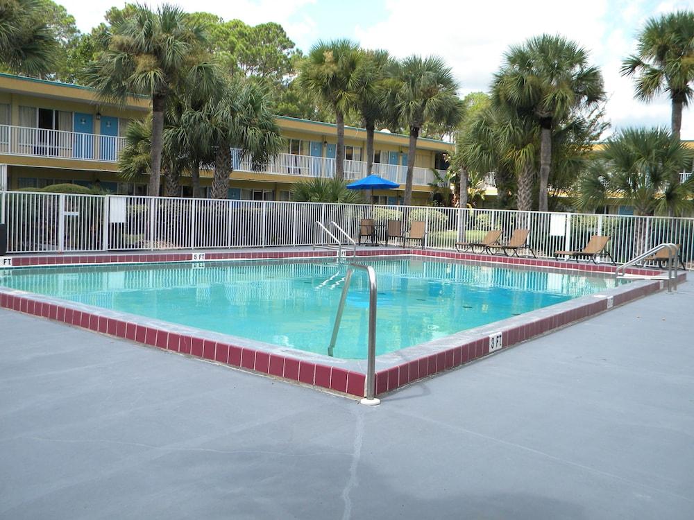 Econo Lodge Daytona Beach - Speedway photo 60