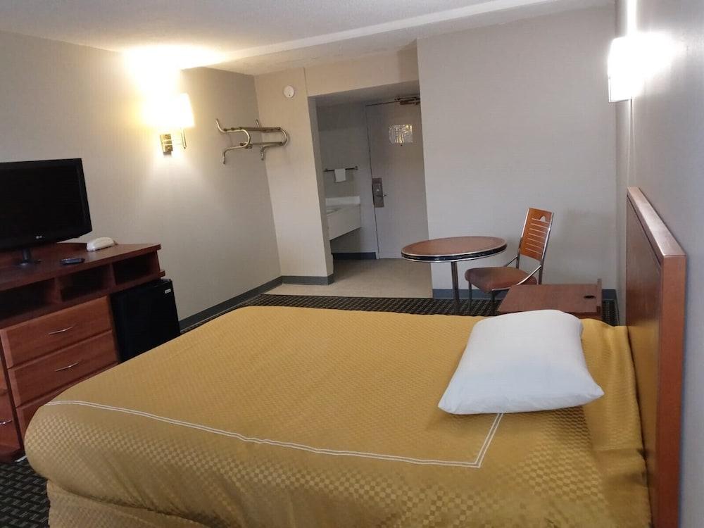 Peachtree Inn & suites photo 13
