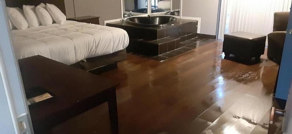 Maplehurst Motel photo 9