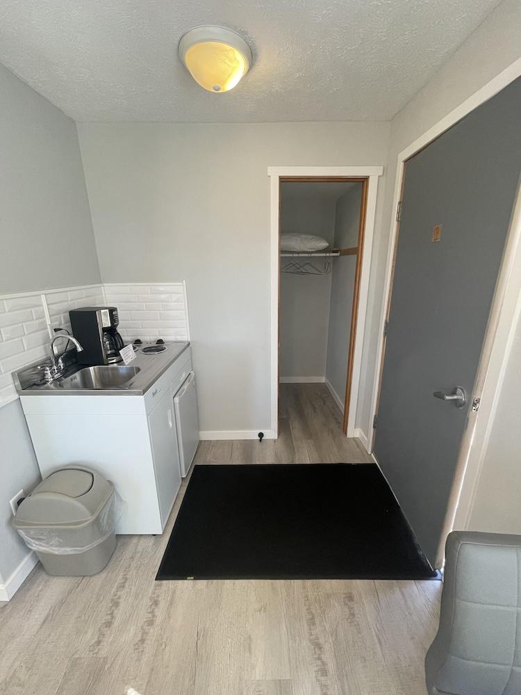 Lake Bluff Inn and Suites photo 16