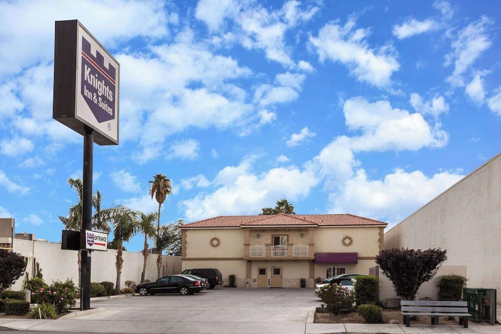 Howard Johnson by Wyndham Bakersfield photo 1