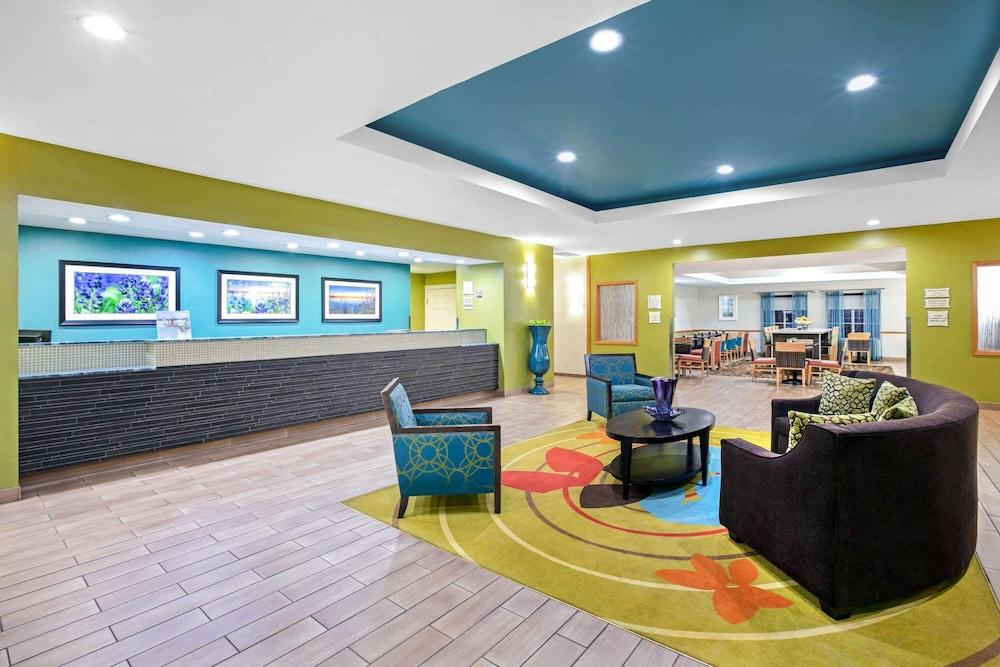 La Quinta Inn & Suites by Wyndham Paris photo 4