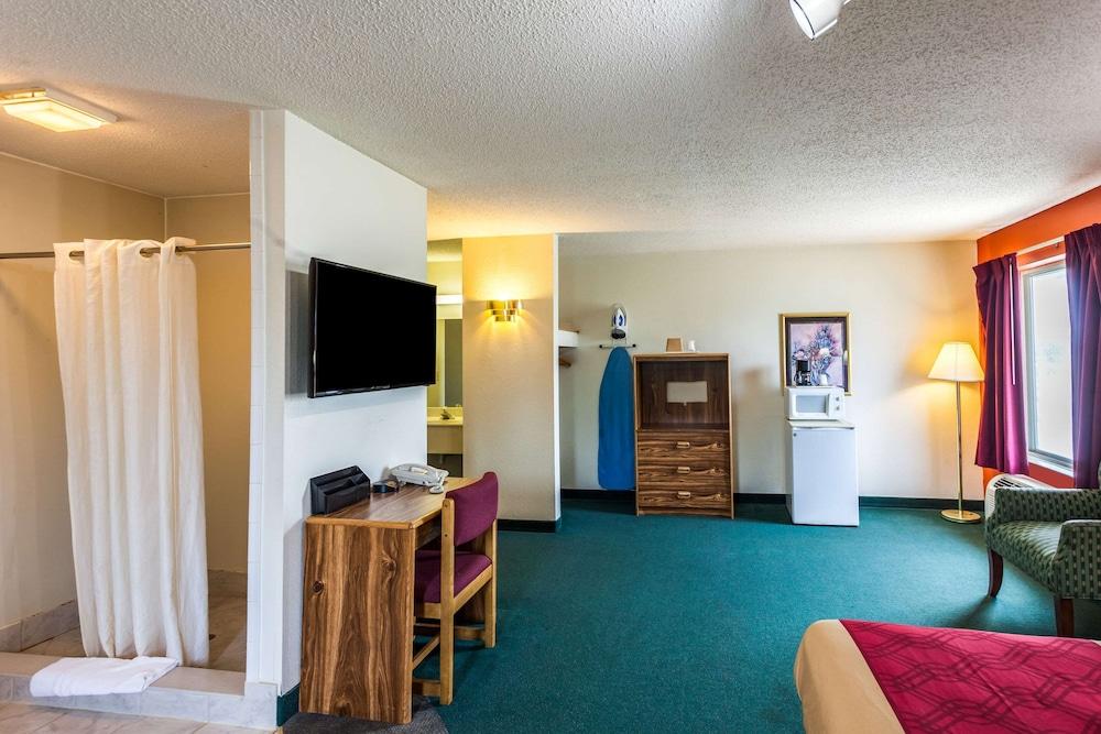 Econo Lodge Lincoln photo 23