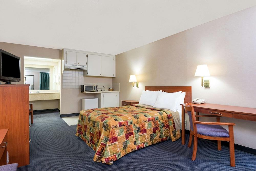 Knights Inn Elizabethtown photo 10