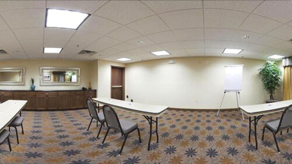 Holiday Inn Express Hotel & Suites LAMAR by IHG photo 31