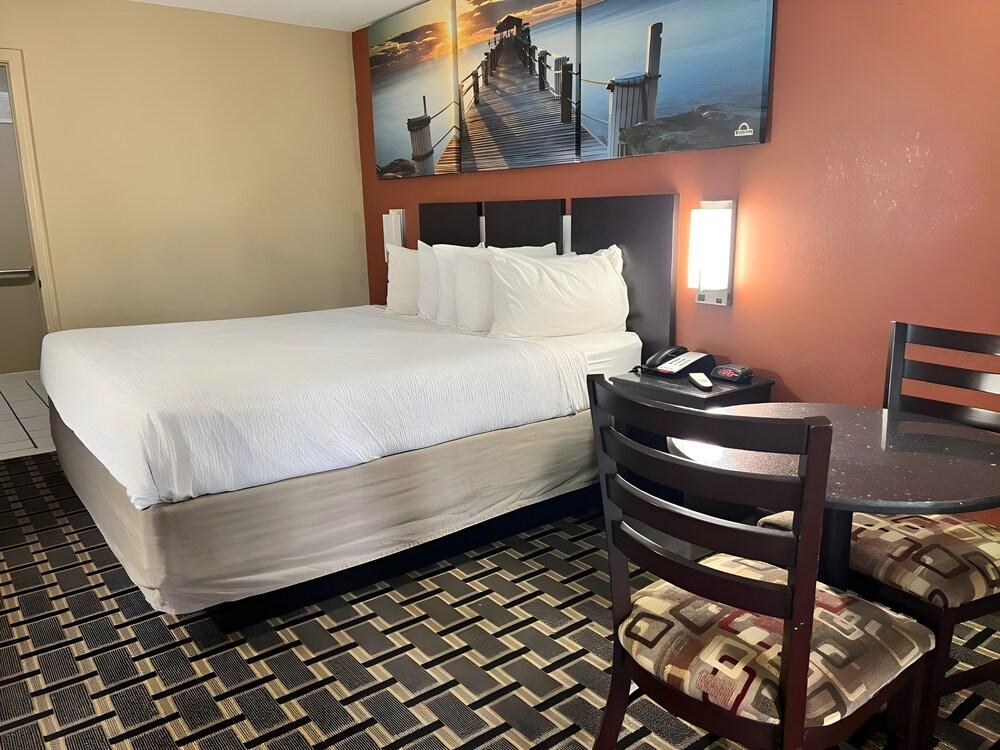 Days Inn & Suites by Wyndham Pine Bluff photo 11