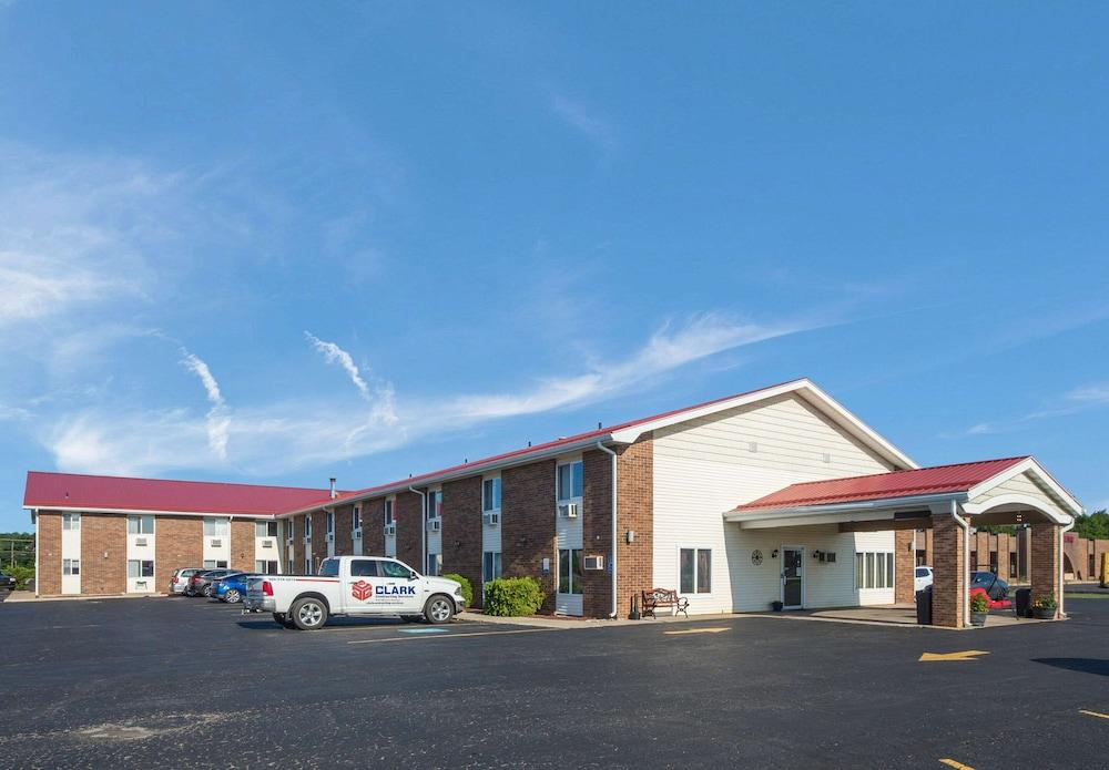 Econo Lodge Inn & Suites Escanaba North — hotel in Escanaba