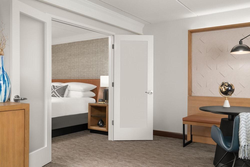 Sheraton Milwaukee Brookfield Hotel photo 5