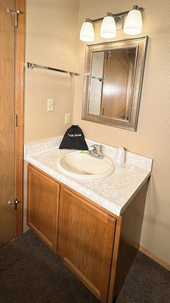 Young's Motel photo 34