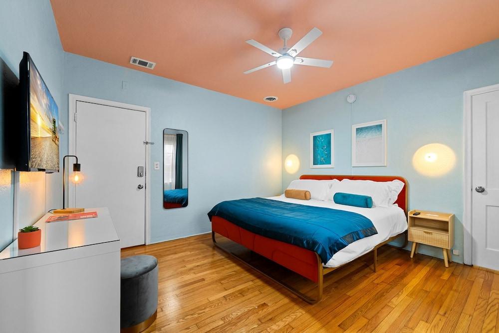 Blue Flamingo Suites photo 79