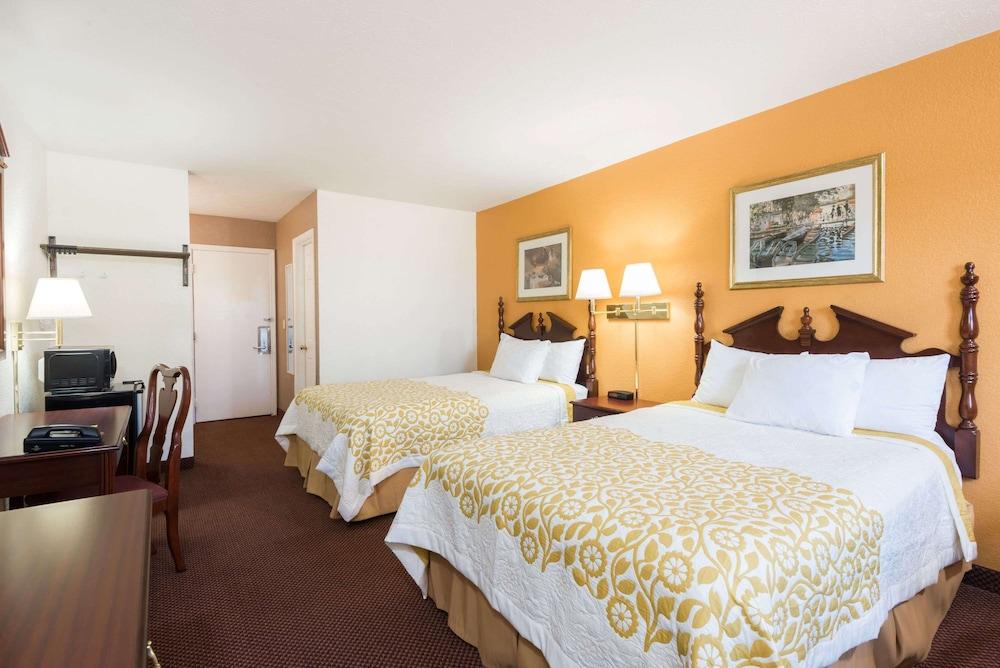 Days Inn by Wyndham Amherst photo 10