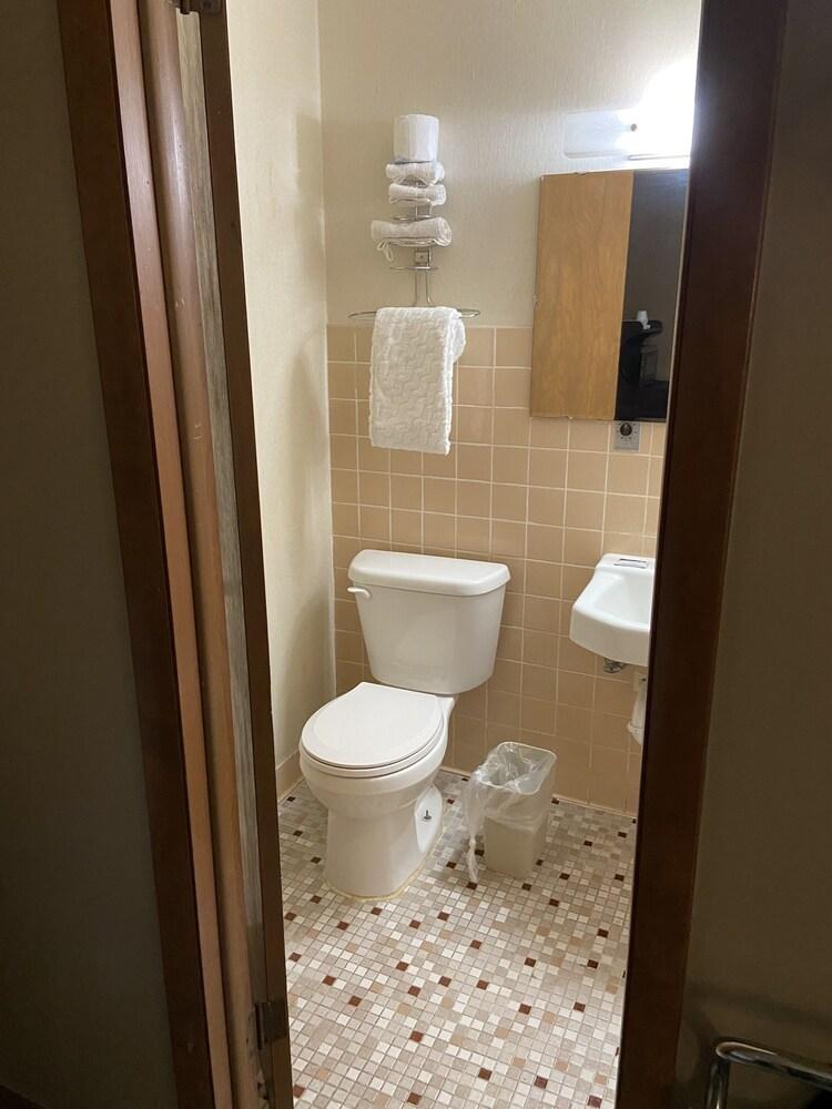 Colonial Inn Dyersville photo 42