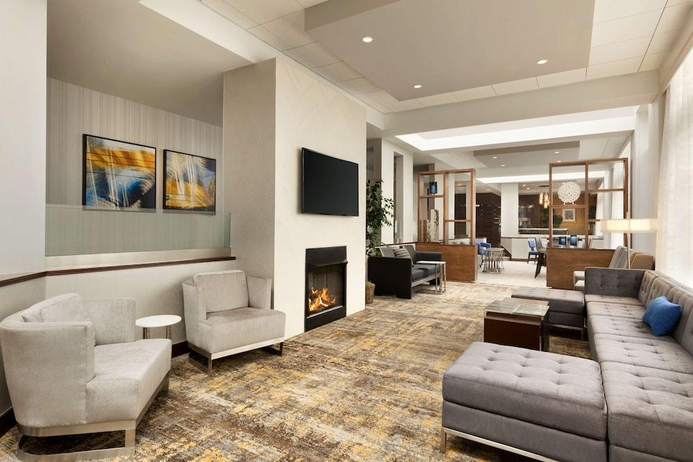 DoubleTree by Hilton Hartford - Bradley Airport photo 2