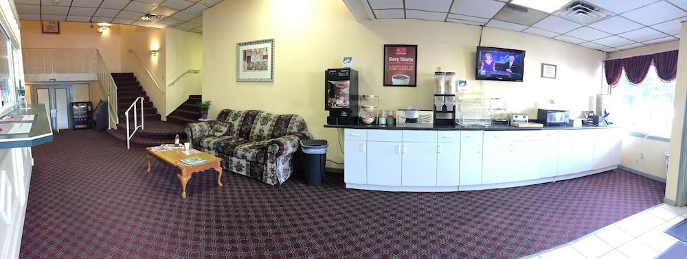 Econo Lodge Reading Airport photo 29