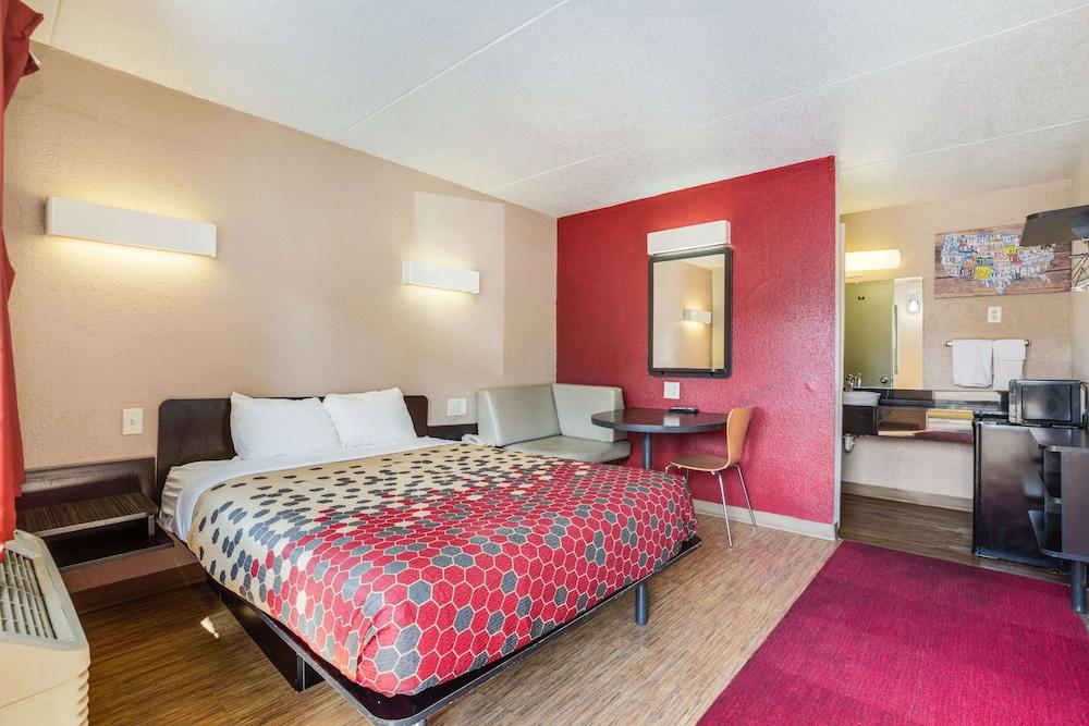 Econo Lodge Inn & Suites photo 39