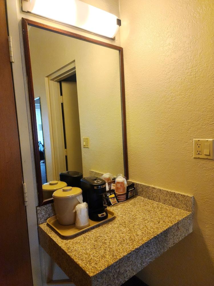 Comfort Inn & Suites Madison - Airport photo 23