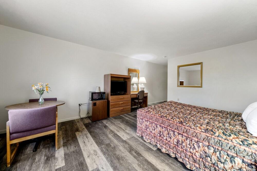 Executive Inn Cass City photo 30