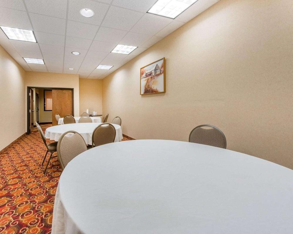 Comfort Suites Altoona North photo 18